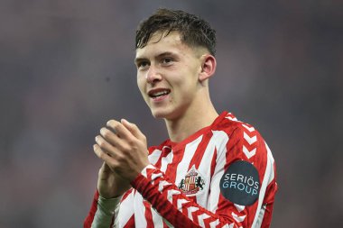 Sunderland 'dan Chris Rigg, 13 Mayıs 2025' te İngiltere 'nin Sunderland kentindeki Stadyum of Light, Sunderland' da oynanan Gökyüzü İddia Şampiyonası yarı final maçının son ıslığı sonrasında taraftarları alkışlıyor.