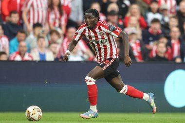 Sunderland 'dan Eliezer Mayenda, 13 Mayıs 2025' te İngiltere 'nin Sunderland şehrindeki stadyumda oynanan Gökyüzü İddia Şampiyonası yarı final maçında topu aldı.