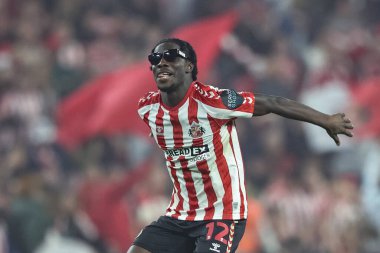 Sunderland 'dan Eliezer Mayenda, 13 Mayıs 2025' te İngiltere 'nin Sunderland kentinde oynanan Sunderland-Coventry City maçında Gökyüzü İddia Şampiyonası yarı final maçında galibiyeti kutluyor.