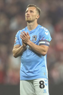 Coventry City 'den Jamie Allen, 13 Mayıs 2025' te İngiltere 'nin Sunderland kentindeki Stadyumu' nda oynanan Gökyüzü İddia Şampiyonası yarı final maçının son ıslığı sonrasında taraftarları alkışlıyor.