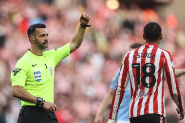 Hakem Andy Madley, Sunderland takımından Wilson Isidor 'a 13 Mayıs 2025' te İngiltere 'nin Sunderland şehrinde oynanan yarı final maçında Sunderland-Coventry City maçında sarı kart verdi.