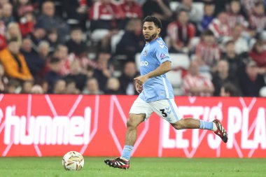 Coventry City 'den Jay Dasilva, 13 Mayıs 2025' te İngiltere 'nin Sunderland kentinde oynanan Sunderland-Coventry City maçında, Gökyüzü İddia Şampiyonası yarı final maçında topu aldı.