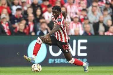 Sunderland 'dan Eliezer Mayenda, 13 Mayıs 2025' te İngiltere 'nin Sunderland şehrindeki stadyumda oynanan Gökyüzü İddia Şampiyonası yarı final maçında topu aldı.