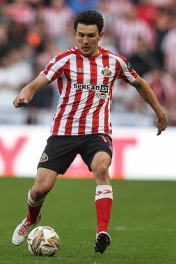Sunderland 'dan Luke O' Nien, 13 Mayıs 2025 'te İngiltere' nin Sunderland şehrindeki stadyumda oynanan Sunderland-Coventry City maçında Gökyüzü İddia Şampiyonası yarı final maçında pas veriyor.