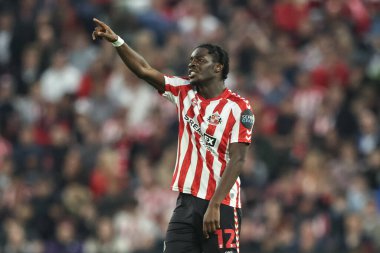 Sunderland 'dan Eliezer Mayenda takımına 13 Mayıs 2025' te Sunderland-Coventry City Stadyumu 'nda oynanan Gökyüzü İddia Şampiyonası yarı final maçında talimat veriyor.