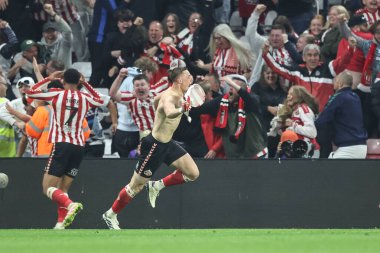 Sunderland 'dan Daniel Ballard, 13 Mayıs 2025' te İngiltere 'nin Sunderland şehrindeki Stadyum of Light, Sunderland' da oynanan Gökyüzü İddia Şampiyonası yarı final maçında 1-1 'lik galibiyetini kutluyor.