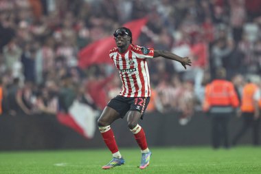Sunderland 'dan Eliezer Mayenda, 13 Mayıs 2025' te İngiltere 'nin Sunderland kentinde oynanan Sunderland-Coventry City maçında Gökyüzü İddia Şampiyonası yarı final maçında galibiyeti kutluyor.