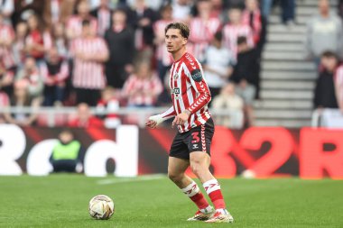 Sunderland 'dan Dennis Cirkin, 13 Mayıs 2025' te İngiltere 'nin Sunderland şehrindeki stadyumda oynanan Sunderland-Coventry City yarı final maçında topu aldı.