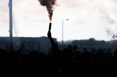 Sunderland taraftarları 13 Mayıs 2025 'te İngiltere' nin başkenti Sunderland 'da oynanan Sunderland-Coventry City maçında Gökyüzü İddia Şampiyonası yarı final maçında alevler yaktı.