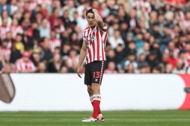 Sunderland 'dan Luke O' Nien, 13 Mayıs 2025 'te İngiltere' nin Sunderland şehrinde oynanan yarı final maçında saçını geriye atıyor.