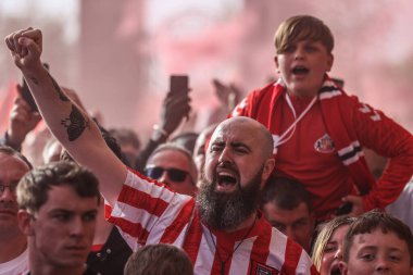 Sunderland taraftarları 13 Mayıs 2025 'te İngiltere' nin Sunderland şehrinde oynanan Gökyüzü İddia Şampiyonası yarı final maçında Sunderland ile Coventry City karşılaşacak.