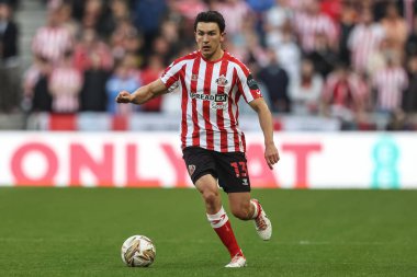 Sunderland 'dan Luke O' Nien, 13 Mayıs 2025 'te İngiltere' nin Sunderland şehrindeki stadyumda oynanan yarı final maçı Sunderland-Coventry City maçında topu aldı.