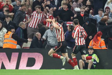 Sunderland 'dan Daniel Ballard, 13 Mayıs 2025' te İngiltere 'nin Sunderland şehrindeki Stadyum of Light, Sunderland' da oynanan Gökyüzü İddia Şampiyonası yarı final maçında 1-1 'lik galibiyetini kutluyor.