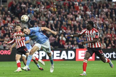 Coventry City 'den Liam Kitching, 13 Mayıs 2025' te İngiltere 'nin Sunderland şehrindeki Stadyumu' nda oynanan yarı final Sunderland-Coventry City maçında savunma sahasından topu alıyor.