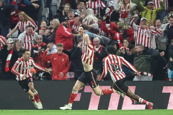 Sunderland 'dan Daniel Ballard, 13 Mayıs 2025' te İngiltere 'nin Sunderland şehrindeki Stadyum of Light, Sunderland' da oynanan Gökyüzü İddia Şampiyonası yarı final maçında 1-1 'lik galibiyetini kutluyor.