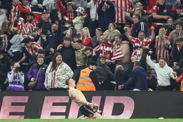 Sunderland 'dan Daniel Ballard, 13 Mayıs 2025' te İngiltere 'nin Sunderland şehrindeki Stadyum of Light, Sunderland' da oynanan Gökyüzü İddia Şampiyonası yarı final maçında 1-1 'lik galibiyetini kutluyor.