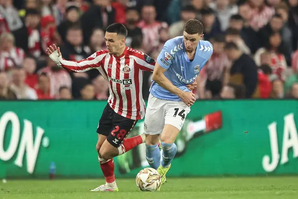 Sunderland 'dan Enzo Le Fe, 13 Mayıs 2025' te İngiltere 'nin Sunderland şehrinde oynanan Gökyüzü İddia Şampiyonası yarı final karşılaşmasında Coventry City' den Ben Sheaf 'i geride tutuyor.