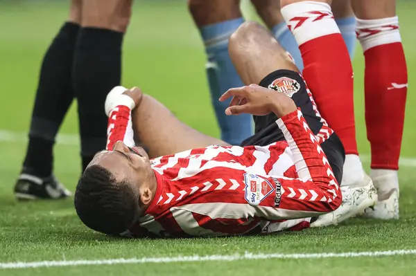 Sunderland 'dan Wilson Isidor, 13 Mayıs 2025' te İngiltere 'nin Sunderland kentinde oynanan Sunderland-Coventry City maçında yerde yaralandı.