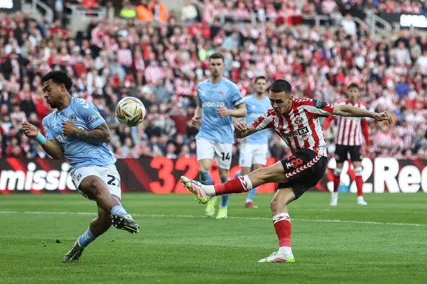 Sunderland 'dan Enzo Le Fe, 13 Mayıs 2025' te İngiltere 'nin Sunderland kentinde oynanan Sunderland-Coventry City maçında gol vuruşu yapıyor.
