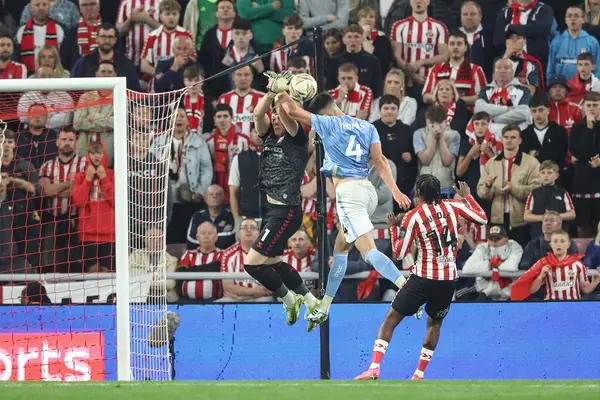 Sunderland 'dan Anthony Patterson ve Coventry City' den Bobby Thomas, 13 Mayıs 2025 'te İngiltere' nin Sunderland şehrindeki Stadyumu 'nda oynanan yarı final maçı Sunderland-Coventry City maçında top için mücadele ediyorlar.