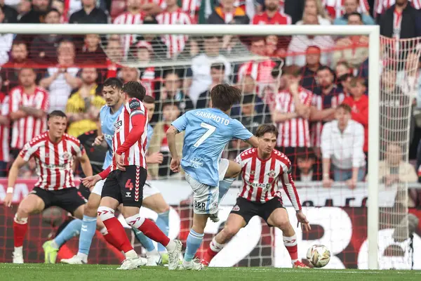 Coventry City 'den Tatsuhiro Sakamoto, 13 Mayıs 2025' te İngiltere 'nin Sunderland kentindeki Stadyumu' nda oynanan Gökyüzü İddia Şampiyonası yarı final maçında kalenin çok geniş bir kısmını vuruyor.