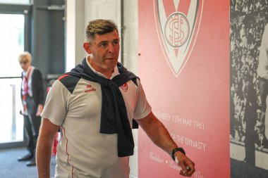 Paul Wellens St. Helens 'in baş antrenörü, 15 Mayıs 2025' te St Helens - Catalans Dragons maçında İngiltere 'nin St. Helens Stadyumu' na geldi.