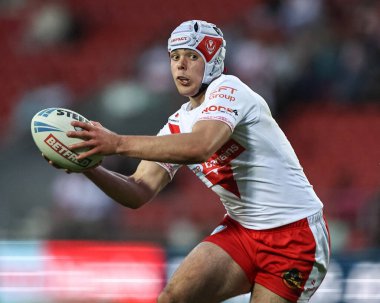 St. Helens takımından George Whitby, 15 Mayıs 202 'de St Helens - Catalans Dragons maçında top ile hareket halinde.