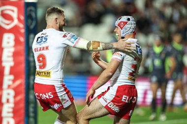 St. Helens 'ten George Whitby, Betfred Süper Lig 11. Raundu' nda St Helens 'e karşı Catalans Dragons maçını 15 Mayıs 202' de St Helens, İngiltere 'de oynanan Wicked Stadyumu' nda yaptığı hat-trick 'i kutluyor.