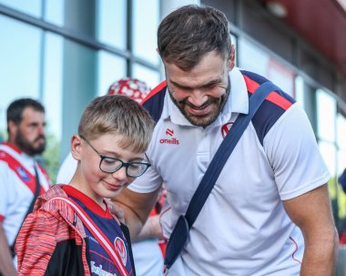 St. Helens 'ten Alex Walmsley, 15 Mayıs 2025' te St Helens - Catalans Dragons maçında genç bir hayranla çekilmiş bir resmi var.