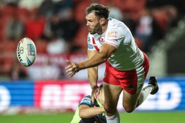 St. Helens 'den Alex Walmsley, 15 Mayıs 202' de St Helens - Catalans Dragons maçında Katalan Ejderhaları 'ndan Luke Keary' nin baskısı altında boşaldı.