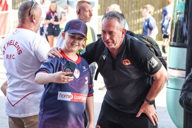 Steve McNamara 'nın Katalan Ejderhaları baş antrenörü, 15 Mayıs 2025' te St Helens-Catalans Stadyumu 'nda oynanan 11. Betfred Süper Lig karşılaşmasında genç bir St Helens taraftarı ile çekilmiş bir resmi var.