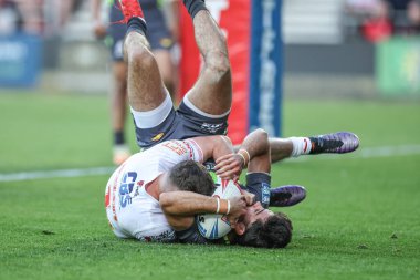 St. Helens takımından Jack Welsby, Catalan Dragons takımından Guillermo Aispuro-Bichet 'i 11. Betfred Süper Lig karşılaşmasında St. Helens' e karşı Catalans Dragons 'un Wicked Stadyumu' nda oynadığı maçta kendi gol çizgisinin gerisinde yakaladı.