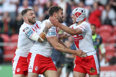 St. Helens takımından Alex Walmsley, 15 Mayıs 202 'de St Helens - Catalans Dragons maçında takım arkadaşlarıyla yaptığı denemeyi kutluyor.
