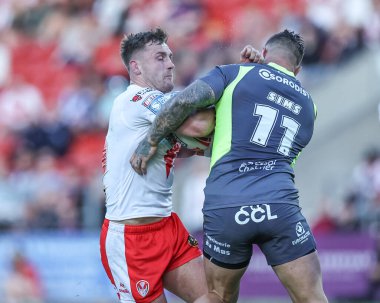 St. Helens 'ten Matty Lees, 15 Mayıs 202' de St Helens 'e karşı oynadığı Betfred Süper Lig karşılaşmasında Katalan Ejderhaları' ndan Tariq Sims tarafından yenildi.