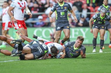 St. Helens 'ten Alex Walmsley, 15 Mayıs 202' de St Helens - Catalans Dragons maçında St Helens - St Helens Stadyumu, İngiltere Süper Lig müsabakasında bir deneme için sahaya çıkıyor.