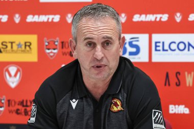 Steve McNamara Katalan Ejderhaları baş antrenörü, 15 Mayıs 2025 'te St Helens vs Catalans Dragons' a karşı oynanan 11. Betfred Süper Lig karşılaşmasında oynanan maç sonrası basın toplantısında konuşuyor.