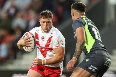 St. Helens 'ten Matty Lees, 15 Mayıs 202' de St Helens - Catalans Dragons maçında Katalan Ejderhaları 'ndan Oliver Partingon' ı geçiyor.