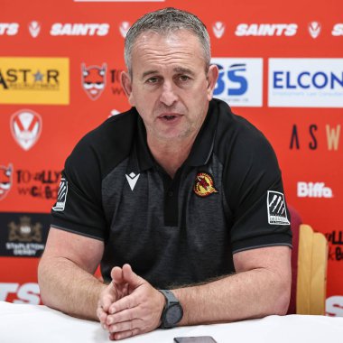 Steve McNamara Katalan Ejderhaları baş antrenörü, 15 Mayıs 2025 'te St Helens vs Catalans Dragons' a karşı oynanan 11. Betfred Süper Lig karşılaşmasında oynanan maç sonrası basın toplantısında konuşuyor.