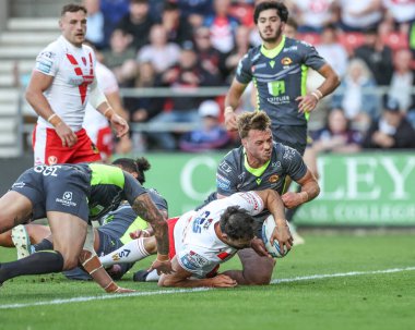 St. Helens 'ten Alex Walmsley, 15 Mayıs 202' de St Helens - Catalans Dragons maçında St Helens - St Helens Stadyumu, İngiltere Süper Lig müsabakasında bir deneme için sahaya çıkıyor.