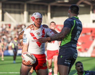 St. Helens takımından George Whitby, 15 Mayıs 202 'de St Helens - Catalans Dragons maçında oynanan Betfred Süper Lig karşılaşmasını kutluyor.