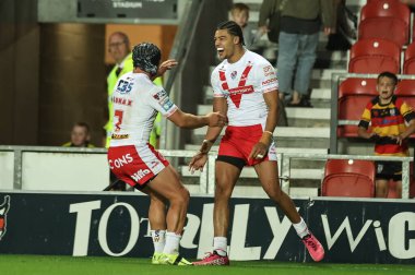 St. Helens takımından Lewis Murphy, 15 Mayıs 202 'de St Helens - Catalans Dragons maçında oynadığı Betfred Süper Lig karşılaşmasını kutluyor.