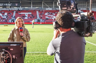 Betfred Süper Lig 11. Raundunda Sky Sports Rugby Ligi 'nden Jenna Brooks, St Helens' e karşı Catalans Dragons maçı, St Helens Stadyumu, Birleşik Krallık, 15 Mayıs 2025