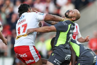 St. Helens 'ten Agnatius Paasi, Betfred Süper Lig 11. Raundu sırasında Katalan Ejderhaları' ndan Alrix Da Costa 'yı tamamen Wicked Stadyumu, St Helens, Birleşik Krallık' ta oynanan St Helens - Catalans Dragons maçında yakaladı.