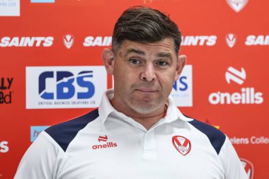 Paul Wellens St. Helens baş antrenörü, 15 Mayıs 2025 'te St Helens - Catalans Dragons maçında oynanan Betfred Süper Lig Maçı sonrası basın toplantısında konuşuyor.