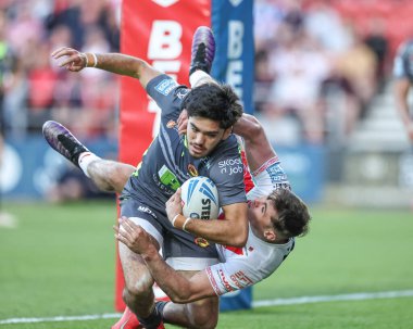 St. Helens takımından Jack Welsby, Catalan Dragons takımından Guillermo Aispuro-Bichet 'i 11. Betfred Süper Lig karşılaşmasında St. Helens' e karşı Catalans Dragons 'un Wicked Stadyumu' nda oynadığı maçta kendi gol çizgisinin gerisinde yakaladı.