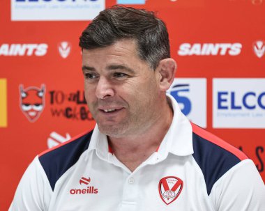 Paul Wellens St. Helens baş antrenörü, 15 Mayıs 2025 'te St Helens - Catalans Dragons maçında oynanan Betfred Süper Lig Maçı sonrası basın toplantısında konuşuyor.