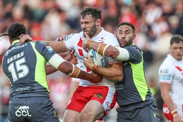 St. Helens 'ten Alex Walmsley, Katalan Ejderhaları' ndan Chris Satae ve Katalan Ejderhaları 'ndan Romain Navarrete tarafından oynanan 11. Betfred Süper Lig karşılaşmasında St Helens' e karşı Katalanca Ejderhalar Stadyumu, St Helens, Birleşik Krallık