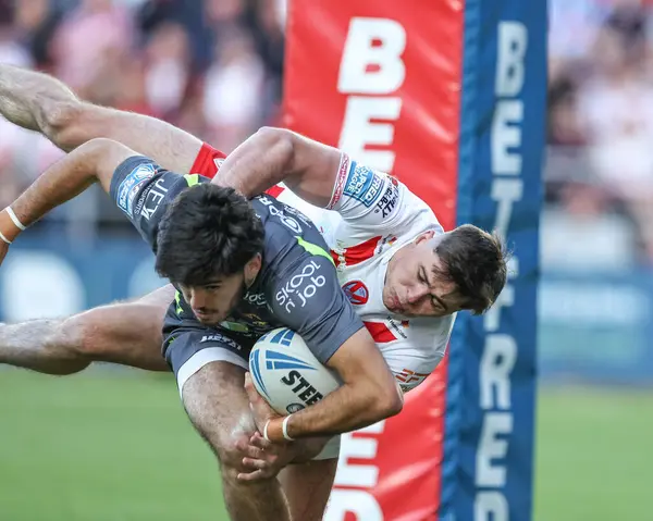 St. Helens takımından Jack Welsby, Catalan Dragons takımından Guillermo Aispuro-Bichet 'i 11. Betfred Süper Lig karşılaşmasında St. Helens' e karşı Catalans Dragons 'un Wicked Stadyumu' nda oynadığı maçta kendi gol çizgisinin gerisinde yakaladı.