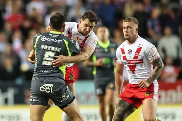 Katalan Ejderhaları 'ndan Nick Cotriç, 15 Mayıs 202' de St Helens 'e karşı Katalanca Ejderhalar Stadyumu' nda oynanan 11. Betfred Süper Lig karşılaşmasında St. Helens 'li Mark Percival' ın yanından geçiyor.