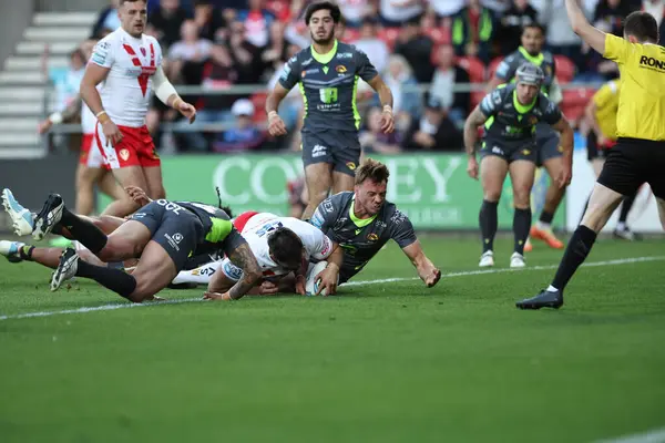 St. Helens 'ten Alex Walmsley, 15 Mayıs 202' de St Helens - Catalans Dragons maçında St Helens - St Helens Stadyumu, İngiltere Süper Lig müsabakasında bir deneme için sahaya çıkıyor.